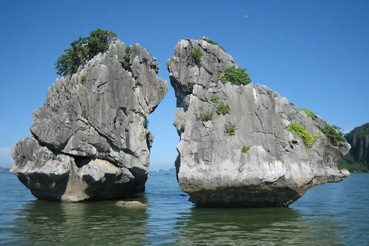 Kissing Rocks Halong Bay